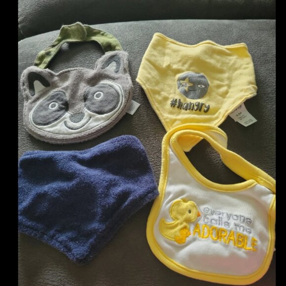 Lot of 4 Baby bibs - Picture 1 of 1